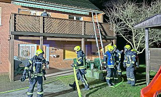 Am Wohnhaus eines landwirtschaftlichen Betriebes an der Sennestraße löschte die Feuerwehr Hövelhof in der Nacht zu Montag eine brennende Balkonverkleidung. - Ralph Meyer
