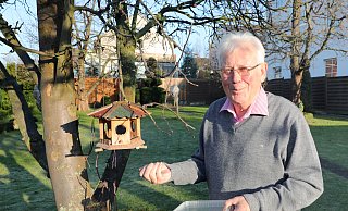 Heinrich Wulff füttert die Vögel in seinem Garten am Ortsieker Weg. Hier war auch die Wetterstation, die hier 116 Jahre bestand. - Frank-Michael Kiel-Steinkamp