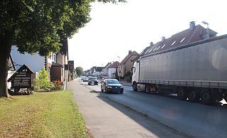 Rund 13.000 Fahrzeuge durchqueren täglich die Ortschaft Godelheim, darunter ein zunehmender Anteil von Schwerlastverkehr. Auch das ist ein Grund dafür, dass der Lückenschluss der B64 dringend erwartet wird. - Burkhard Battran