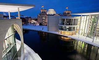 Blick auf das Regierungsviertel mit dem Reichstagsgebäude, dem Elisabeth-Lüders-Haus (l.) und dem Paul-Löbe-Haus (r.). - Foto: Kay Nietfeld/dpa