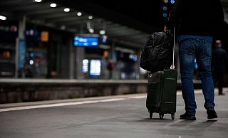 Teurer wird Bahnfahren vor allem für die, die eher nicht darauf verzichten können. - picture alliance/dpa