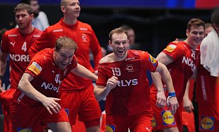 Die Dänen Simon Pytlick (l) und Mathias Gidsel (r) spielen bald auch wieder im Club zusammen. (Archivbild) - Soeren Stache/dpa