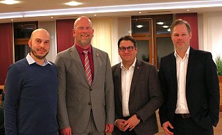 Sascha Kramme (l.), Oliver Vogt (2. v. r.) und Günther Blumhoff (r.) freuen sich über die erneute Kandidatur des amtierenden Bürgermeisters Marko Steiner. - Ilka Gülker
