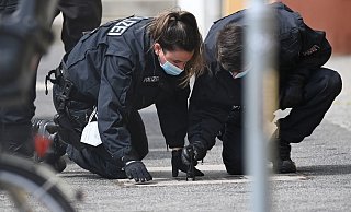 Polizisten suchen auf dem Fußweg und neben den Gebäuden des diakonischen Anbieters Oberlinhaus nach Spuren. - Foto: Soeren Stache/dpa-Zentralbild/dpa