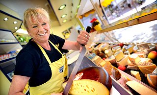 In ihrem Element: Andrea Heese macht der Verkauf von Käse auf dem Gütersloher Wochenmarkt Spaß - man sieht's. - Andreas Fruecht