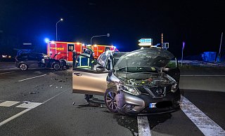Unfallstelle auf der Ravensberger Straße: Zwei Fahrzeuge kollidierten am Freitagabend in Porta Westfalica, wobei zwei Personen leicht verletzt wurden. Feuerwehr und Rettungsdienst waren im Einsatz. - Feuerwehr Porta/Michael Horst