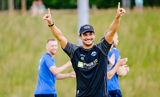 Der neue Athletiktrainer Ruben Solis präsentiert sich beim Trainingsauftakt des SC Paderborn in bester Laune. - BESIM MAZHIQI