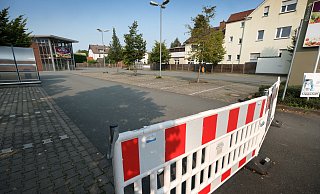 Die rund 100 Parkplätze des Supermarktes sind ungenutzt, Baken versperren den Weg. Nun hat es einen Eigentümerwechsel gegeben. - Andreas Frücht
