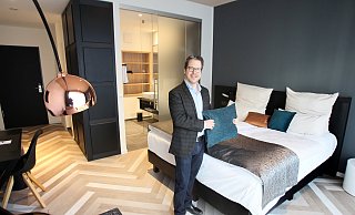 Hotelelier Henrik Krömker mit dem "Black Suite Konzept" in seinem Hotel Hansa, das durch die Neueröffnungen im Marta-Viertel zusätzliche Konkurrenz erfährt. - Frank-Michael Kiel-Steinkamp