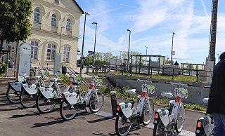 Bike-Sharing: Am Bahnhof Weilerswist warten Leih-Fahrräder auf Bahnreisende, die die letzten Meter bis zur Arbeitsstätte oder nach Hause nicht zu Fuß zurücklegen möchten. - RVK