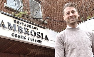 Denis Pankratz vor seinem griechischen Restaurant in Enger. - Meiko Haselhorst