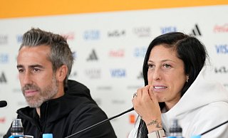 Jennifer Hermoso und Spaniens Cheftrainer Jorge Vilda bei der Pressekonferenz in Auckland. - Alessandra Tarantino/AP
