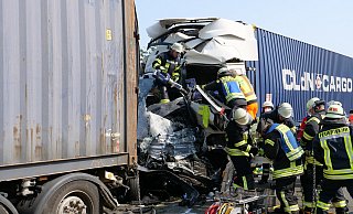 Bei einem schweren Unfall auf der A 44 zwischen der Anschlusstelle Lichtenau und dem Kreuz Bad Wünnenberg-Haaren fuhr ein Sattelzug auf einen Kleinbus und einen anderen Lastzug auf. - Ralph Meyer
