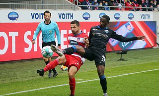 Christopher Antwi-Adjei (r.), hier im Duell gegen den Heidenheimer Marnon Busch, spielte im Pokal-Achtelfinale beim BVB ganz stark auf und dürfte am Sonntag erneut in der Paderborner Startelf stehen. - picture alliance / Pressefoto Rudel