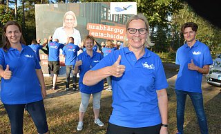 Fraktionsschefin und Bürgermeisterkandidation Britta Rusch (vorne) möchte mit ihrem Team möglichst viele Bürger überzeugen. Falls es gelingt, vier Sitze im Rat zu bekommen, wären Sara Steinbeck, Jutta Kampschulte und Dustin Schulz (vorne v. l.) dabei. Auf den Shirts der weiteren Kandidaten, die sich an das Wahlplakat lehnen, steht, worauf es ankommt. - Karin Prignitz