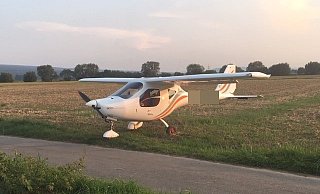 Flieger am Radweg: Das Ultraleichtflugzeug wurde bei der Außenlandung kaum beschädigt. - Privat