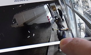 Die Überwachungskamera hielt fest, wie vier Personen mit einem Lieferwagen vorfuhren, mit Vorschlaghämmern die Schaufensterscheibe einschlugen und neun Räder stahlen. Hier ist eine Sequenz auf dem Handy des Inhabers zu sehen. - Dirk Haunhorst