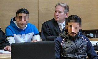 Ein Familienclan - hier Mitglieder sowie Rechtsanwalt Carsten Ernst (hinten r.) - steht derzeit am Landgericht im Fokus. - Andreas Zobe (Archivbild)