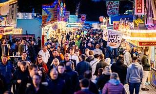 Buntes Treiben in Schloß Holte Stukenbrock: Viele Besucher schlenderten am Samstag über den Pollhans-Markt. - Besim Mazhiqi