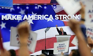Vom Gefängnis in Miami auf die Bühne in Milwaukee: der Trump-Verbündete Peter Navarro. - Carolyn Kaster/AP/dpa