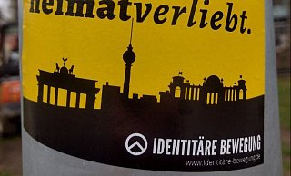 Mit Aufklebern (wie hier 2018 in Schloß-Holte) oder Flyern macht die Identitäre Bewegung auf sich aufmerksam. - Sebastian Beeg