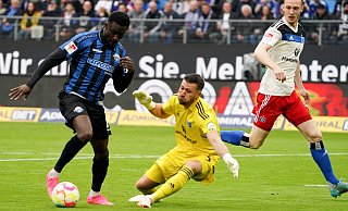 Paderborns Sirlord Conteh hat nach 50 Sekunden das 1:0 auf dem Fuß und kommt auch an HSV-Keeper Daniel Heuer Fernandes vorbei.Doch der ehemalige SCP-Kapitän Sebastian Schonlau (r.) verhindert den Einschlag. - dpa