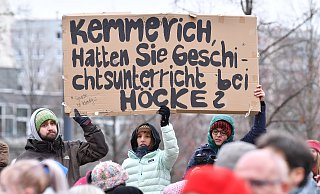 Demonstranten vor dem Erfurter Landtag protestieren mit einem Schild "Kemmerich hatten Sie Geschichtsunterricht bei Höcke?" gegen die Wahl Kemmerichs zum Ministerpräsidenten von Thüringen. - picture alliance/dpa