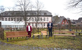 Claudia Koch (Baudezernentin und Landesgartenschau-Geschäftsführerin) und Bürgermeister Daniel Hartmann präsentieren die Siegermodelle für den Remtergarten (l.), Stadtplätze und Weserpromenade (Mitte) und den Wall (r.). - LGS