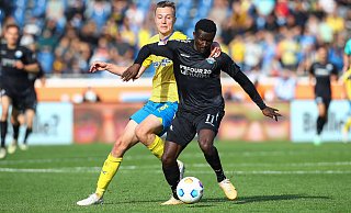 Eintracht-Verteidiger Robert Ivanov (l.), hier gegen SCP-Stürmer Sirlord Conteh, traf im Hinspiel und wird am Freitag wieder in der Braunschweiger Startelf stehen. - Imago Images
