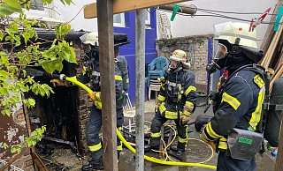 Mit Atemschutz ausgerüstete Feuerwehrmänner an der Brandstelle. - Christian Mathiesen