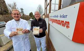Die Spengemann-Geschäftsführer Michael (links) und Andreas Böke präsentieren die Veggie-Griller, die sie in Stift Quernheim entwickelt haben. - Florian Weyand