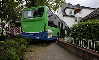 Durch eine Mauer hindurh hat sich der Omnibus in einen Vorgarten an der Wielandstraße manövriert. - Elke Niedringhaus-Haasper