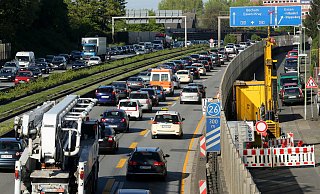 Auf der A40 in Richtung Dortmund staut sich der Verkehr. Auf diesem Autobahnabschnitt gab es 2019 die meisten Staumeldungen in NRW. - Picture Alliance