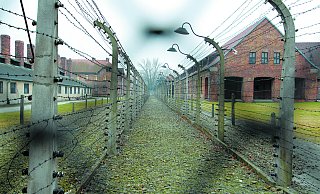 Beklemmend: Stacheldrahtzäune am ehemaligen Vernichtungslager Auschwitz. - Tobias Schreiner