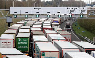 Lastwagen stehen vor dem Eurotunnel in einem zig-Kilomreter langen Stau. Großbritannien wird wegen der raschen Ausbreitung der neuen Variante des Coronavirus vom Festland abgeschnitten. - Gareth Fuller