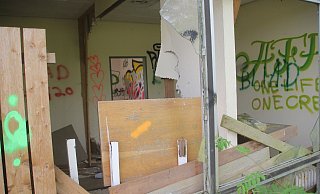 Neugierige können durch die zerstörten Fenster leicht in das verfallene Gebäude des Kurhaus Ernstmeier gelangen. - Florian Weyand