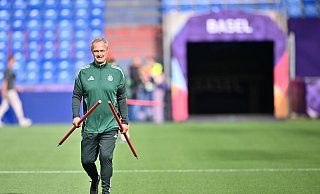 Bundestrainer Wück beim Abschlusstraining in Basel. - Sebastian Christoph Gollnow/dpa