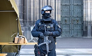 Vor dem Pontifikalamt im Kölner Dom zum Jahresabschluss mit Kardinal Woelki wird das Domumfeld von Einsatzkräften der Polizei mit Maschinenpistolen stark bewacht. - Thomas Banneyer/dpa