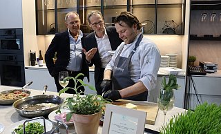 Michael Rambach (v. l.) und Bernd Poggemöller unterhalten sich mit Profikoch Denis Mann, für den Löhne fast schon in die gleiche Kategorie fällt wie Saint-Tropez. - Judith Gladow
