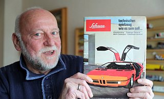 Dirk Kleineberg hütet seine alten Spielzeugkataloge gut. Hier ist ein BMW-Flügeltür-Modellauto auf dem Titelbild der Schuco-Spielwarenwerke zu sehen. - Frank-Michael Kiel-Steinkamp