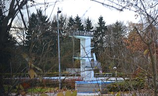 Hat seine besten Seiten hinter sich: Der zehn Meter hohe Sprungturm im Bünder Freibad. - Peter Heidbrink