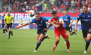 Die beiden SCP-Neuzugänge Jasper van der Werff (l.) und Jannis Heuer (r.) nehmen den Heidenheimer Kevin Sessa in die Zange. - picture alliance/dpa