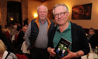 Nach 20 Jahren lässt sich sagen: Lippe ohne Krimi ist wie Pickert ohne Mehl. In Helpup stellen Jürgen Reitemeier (l.) und Wolfram Tewes ihren neuen Regionalkrimi vor. - Knut Dinter