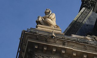 Die Polizei hofft die Louvre-Einbrecher dank zahlreicher Spuren zu fassen (Archivbild). - Thibault Camus/AP/dpa
