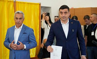 Der rechte Präsidentschaftskandidat George Simion hat die absolute Mehrheit verpasst und muss am 18. Mai in eine Stichwahl. - Vadim Ghirda/AP/dpa