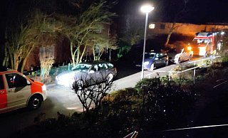 Weil der Finkenweg von mehreren Autos zugeparkt war, konnten weder Rettungswagen noch Notarzt direkt vor das Haus, wo sie zu Hilfe gerufen worden waren, vorfahren. Sie mussten etwas entfernt stehen bleiben und konnten die Straße auch nur im Rückwärtsgang wieder verlassen. - Lucas de Kuijper