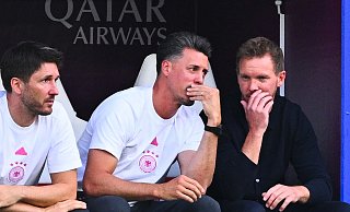 Sind ein eingespieltes Team und schätzen sich gegenseitig: Bundestrainer Julian Nagelsmann im Gespräch mit Co-Trainer Sandro Wagner (M). - Tom Weller/dpa