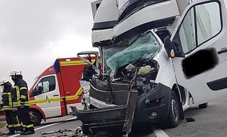 Der Fahrer des Kleintransporters übersah einen 40-Tonner. - Feuerwehr Vlotho