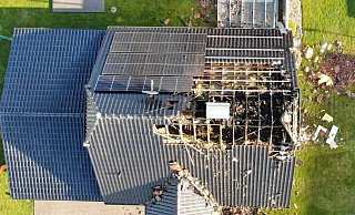 Bei dem Brand in einem Nieheimer Ortsteil wurde der Dachstuhl großflächig zerstört. - Feuerwehr Steinheim
