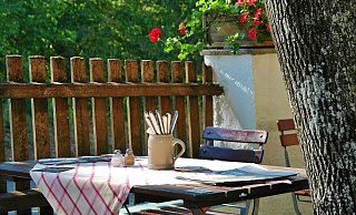 Das Gastgewerbe ist von der Coronakrise hart getroffen worden. Seit Monaten dürfen die Betriebe nicht öffnen und die angekündigten "schnellen Hilfen" sind alles andere als schnell. - Symbolbild: Pixabay